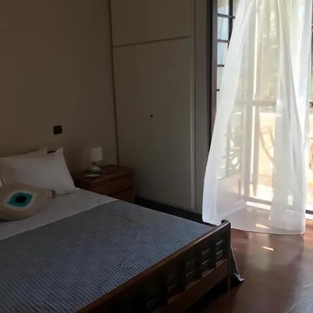 Moustakias * Karavádhos